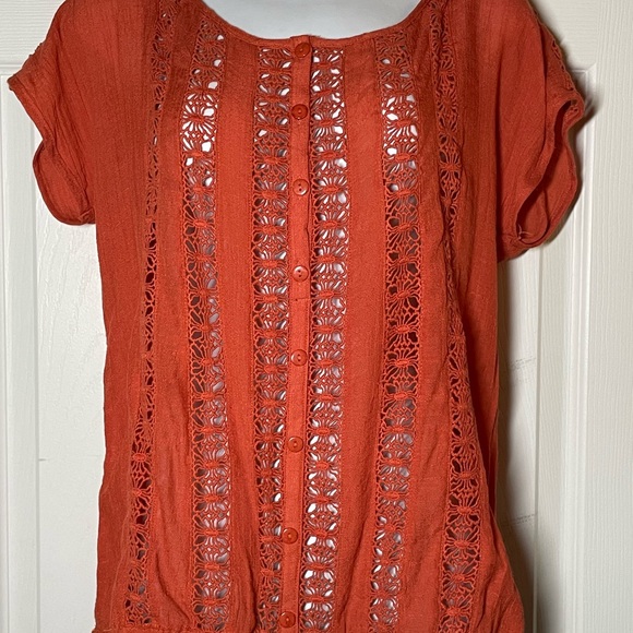 Beautiful CUTOUT BLOUSE by Maurices size Medium - Picture 3 of 9